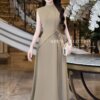 Váy MDU4957 dáng dài xòe, cổ trụ, hoa đính eo tinh tế.
